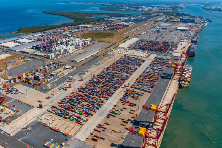 Vue aérienne d’un terminal de conteneurs au port de Brisbane